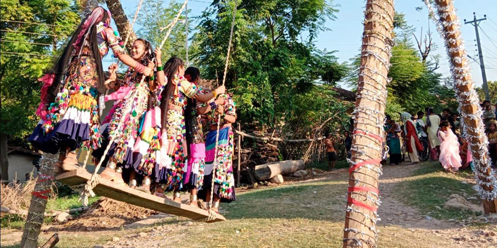 राना थारु गाउँमा सुरु भयो सावनको डोलाको रौनक